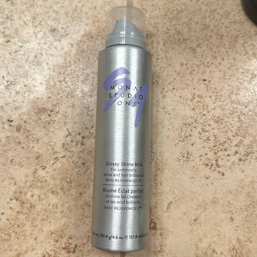 Monat Studio One Glossy Shine Mist.